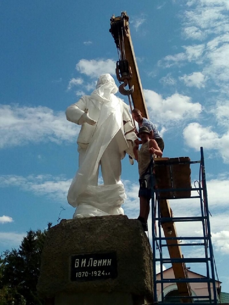 В Сенгилее у Ленина из-за ветхости отвалилась рука (фото)