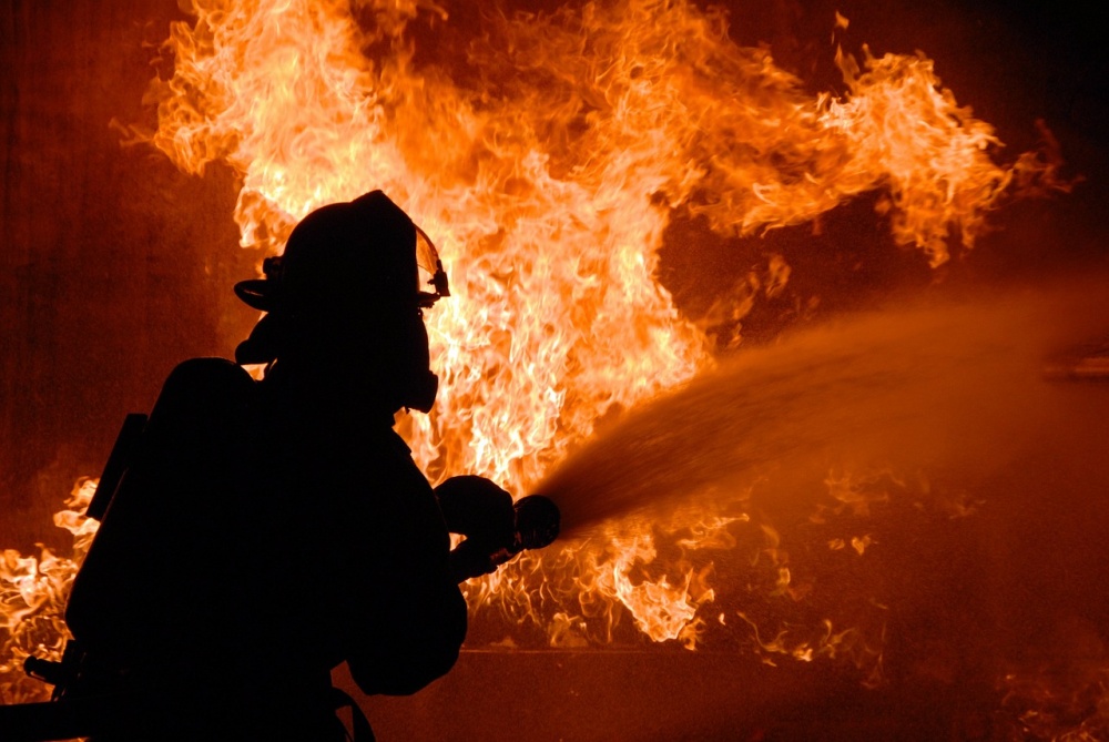 24 человека тушили горевший дом в Ульяновской области