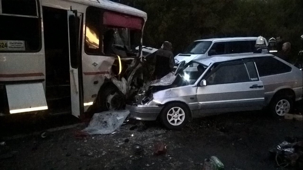 На трассе возле Новоульяновска автобус смял две легковушки, есть погибшие