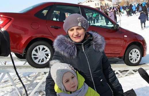 Сотрудница автозавода получила автомобиль, Гранта из Александровского парка уехала на УАЗ