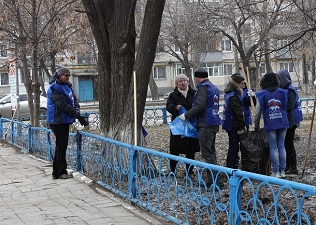 Первый субботник весны Граждане приступили к уборке городских улиц