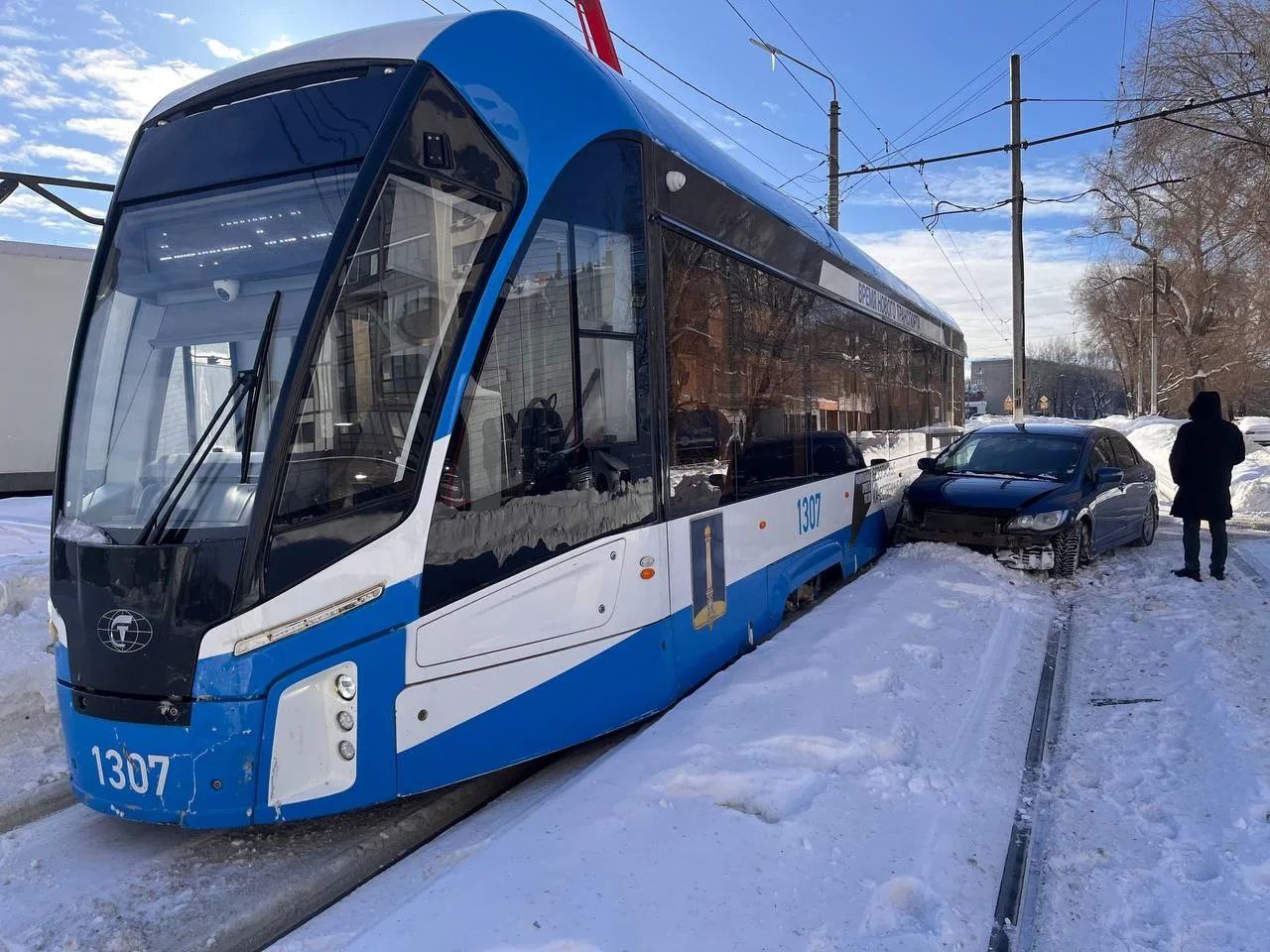 На Кирова Honda влетела в трамвай