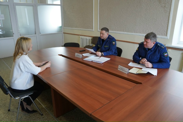 Ульяновцы пожаловались прокурору Теребунову на работу общественного транспорта и бездомных собак