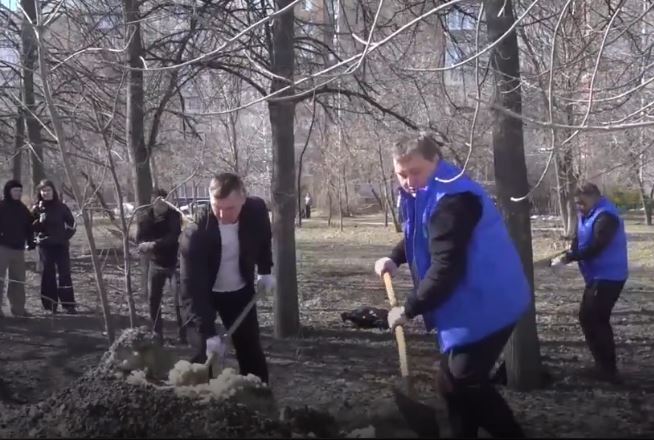 Клубника на десерт и лопаты в руки: Болдакин купил «викторию» на ярмарке и вышел на субботник