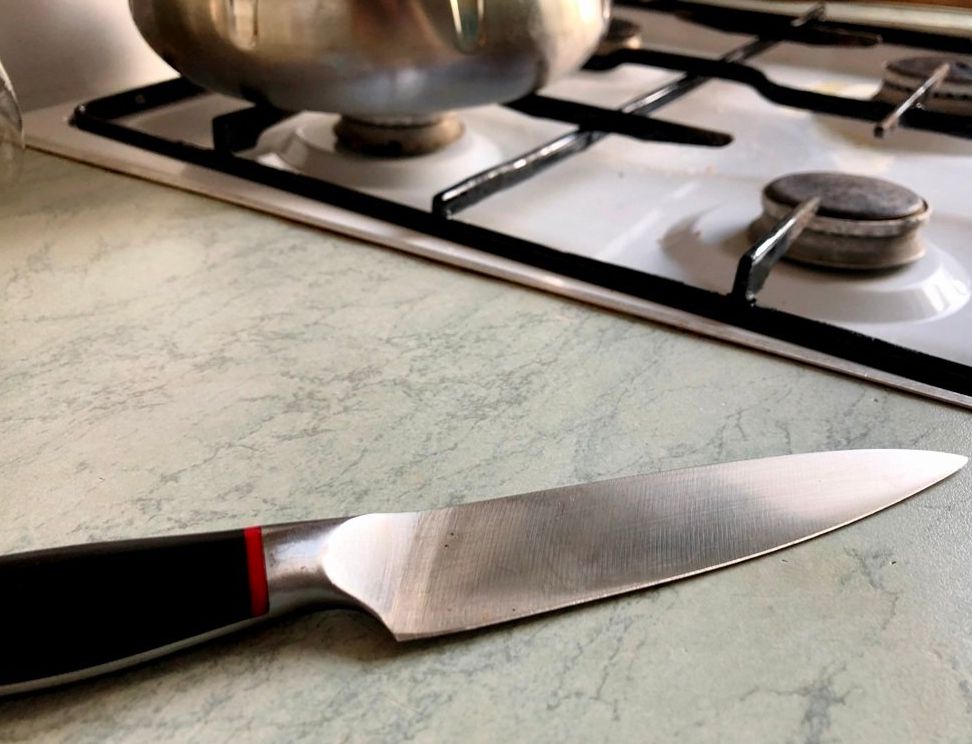 В Ульяновске 24-летняя девушка три раза ударила ножом знакомого и пришла в полицию