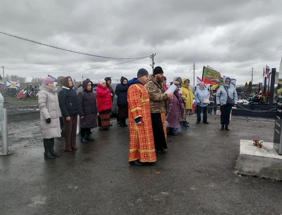 Панихиду по погибшим на СВО ульяновцам совершил священник на Ишеевском кладбище