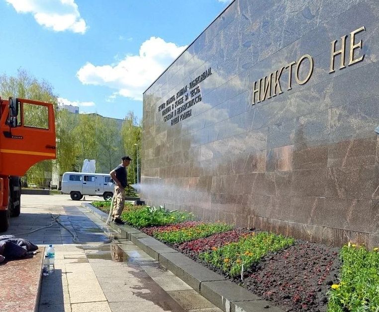 На площади 30-летия Победы начали высаживать цветы