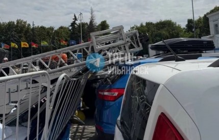 На Соборной площади ветер сдул сценический экран на машины: кто ответит за ущерб?