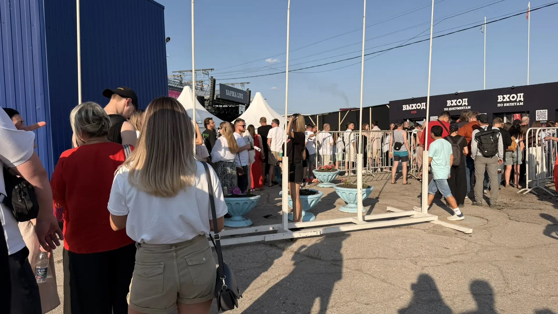 Толпа на входе и полчаса на рамках: ульяновцы стягиваются к Речному порту на фестиваль «Баржа Live»