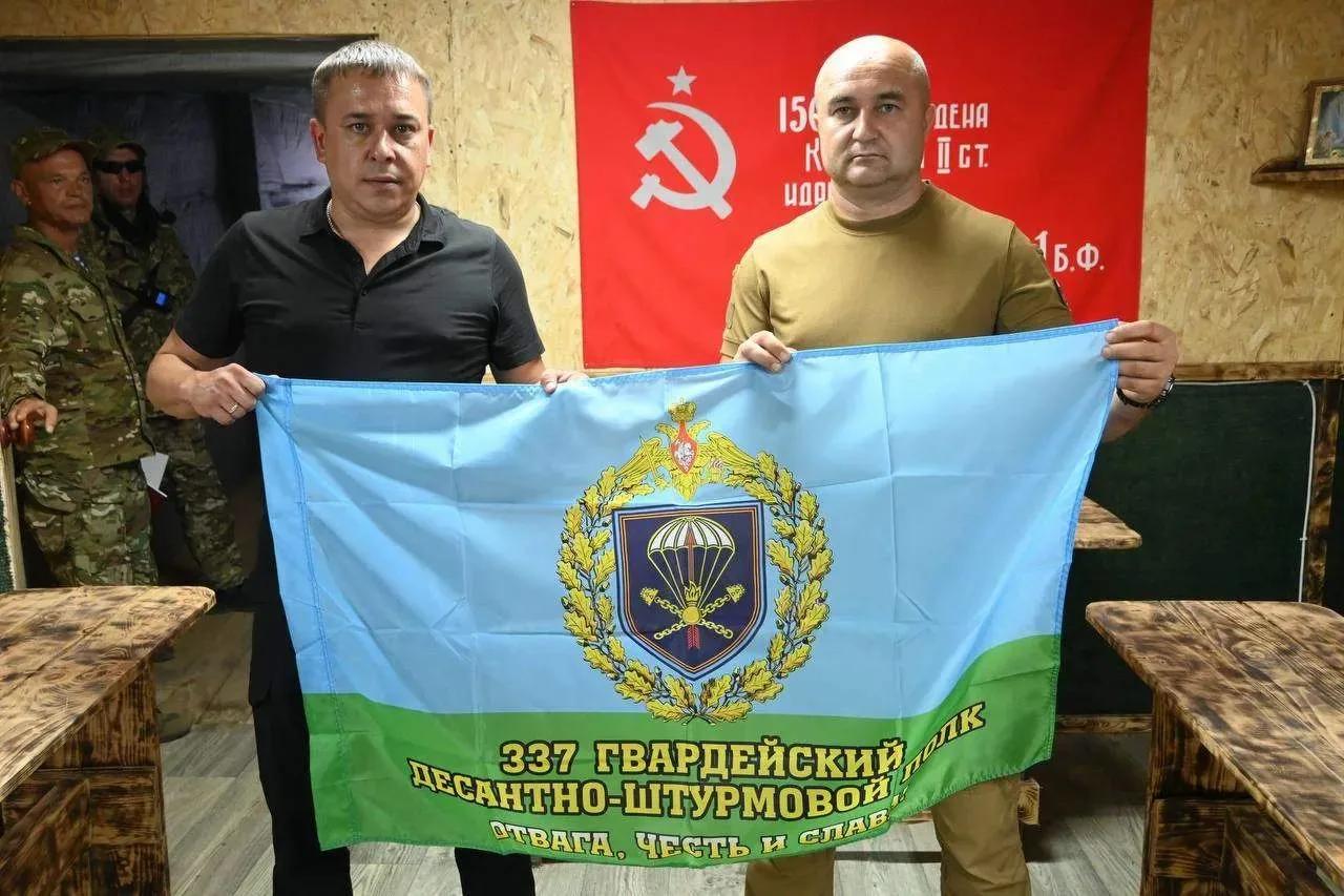 Десантники в зоне СВО передали Гибатдинову знамя 337-го полка