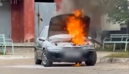В Димитровграде дотла выгорел моторный отсек иномарки