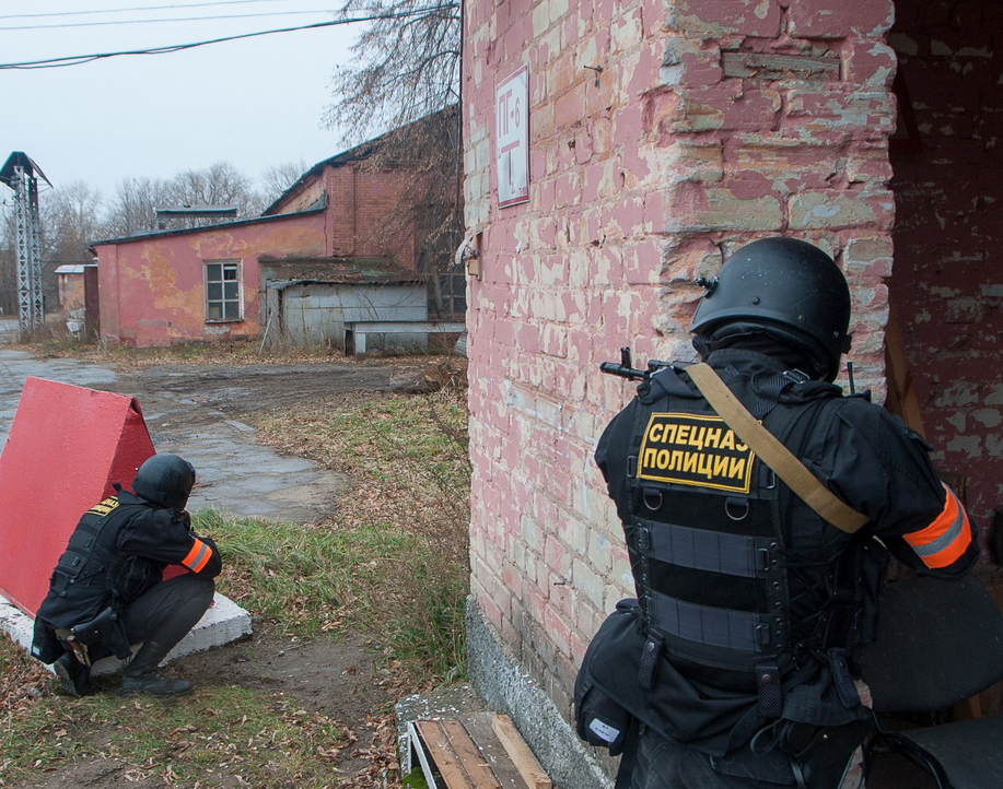 Климовский патронный завод новости. Оцепление на заводе. Оцепление антитеррором. Оцепление места происшествия.