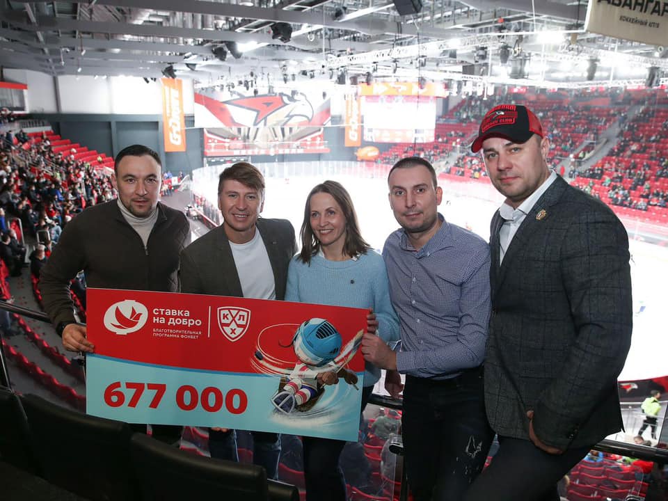 Ягудин вручил министру Егорову чек на 677 тысяч рублей для создания в регионе адаптивной команды по хоккею