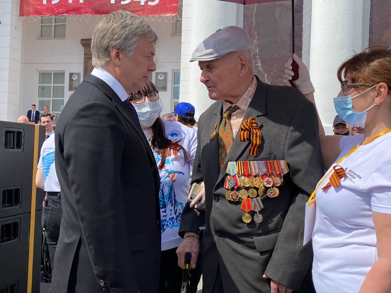 Парад Победы в Ульяновске: Русских с ветеранами, Смекалин — с сыном