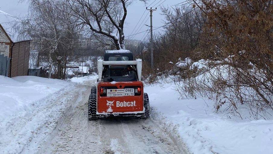 Жители региона просят очистить от снега катки и тротуары