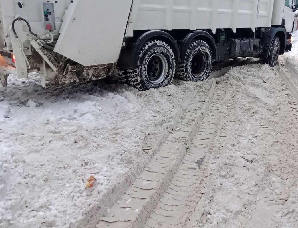 В Ульяновске мусоровозы не могут проехать к контейнерам: вязнут в снегу (видео)