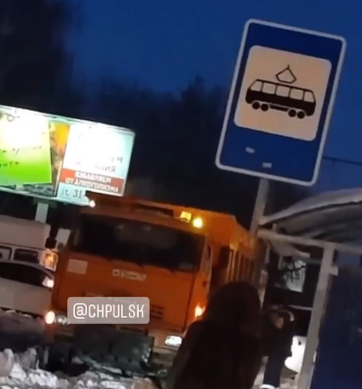 На улице Розы Люксембург на трамвайных путях застрял КАМАЗ