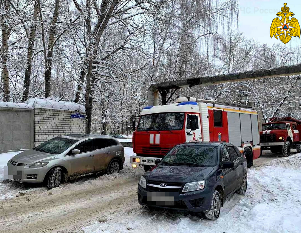 Из-за неправильно припаркованных машин ульяновские огнеборцы не могут  проехать к месту пожара / Новостной портал Ульяновска / 73online.ru