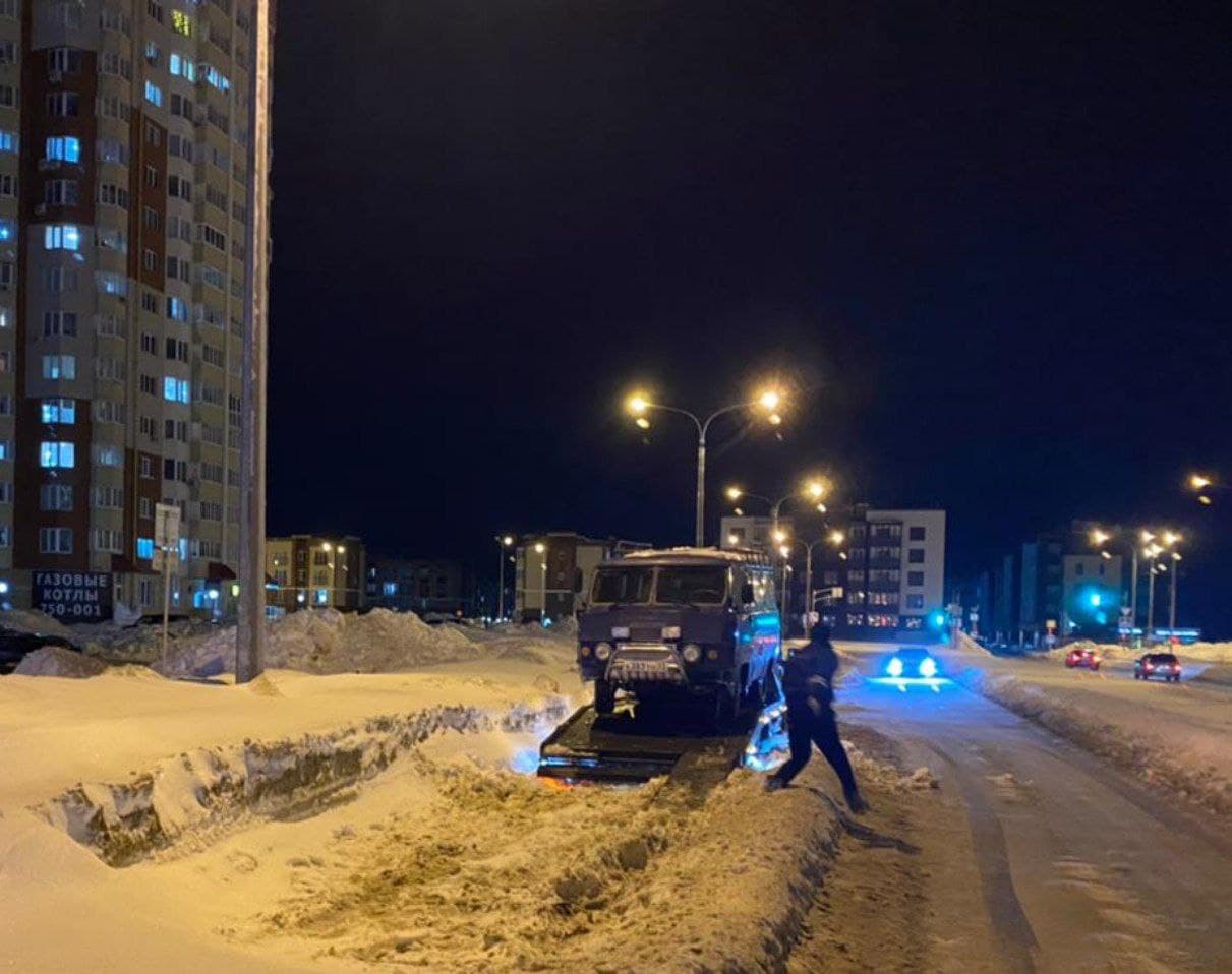 В Заволжье мешающую расчищать дорогу машину увезли на спецстоянку /  Новостной портал Ульяновска / 73online.ru