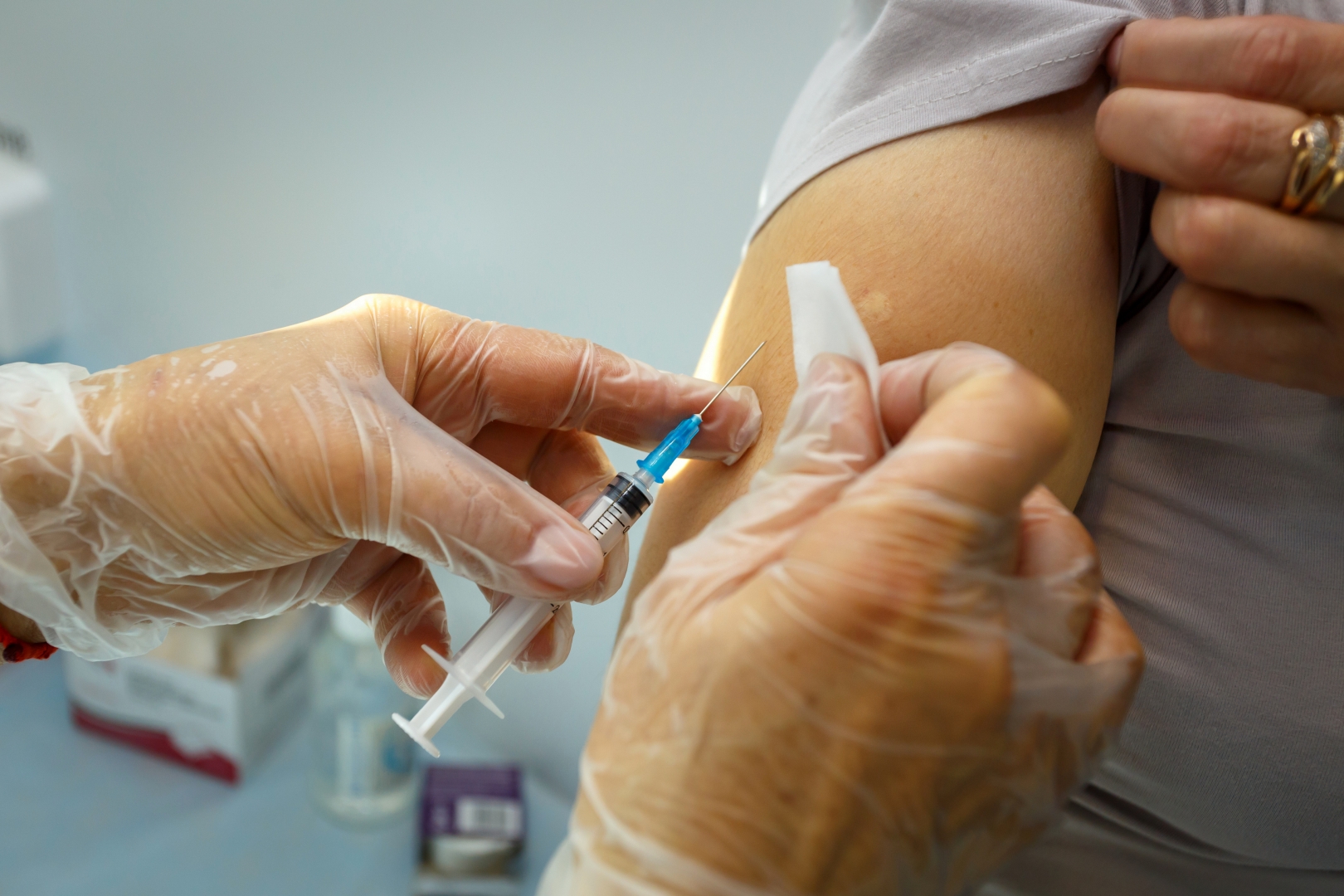 В Ульяновске за неделю вдвое снизились темпы вакцинации от COVID-19