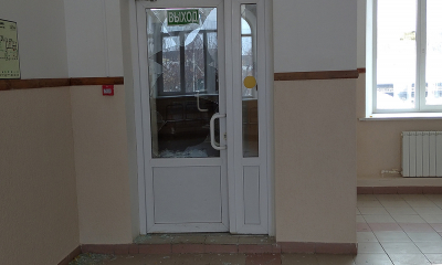 Пьяный житель поселка разбил стекло входной двери на железнодорожной станции