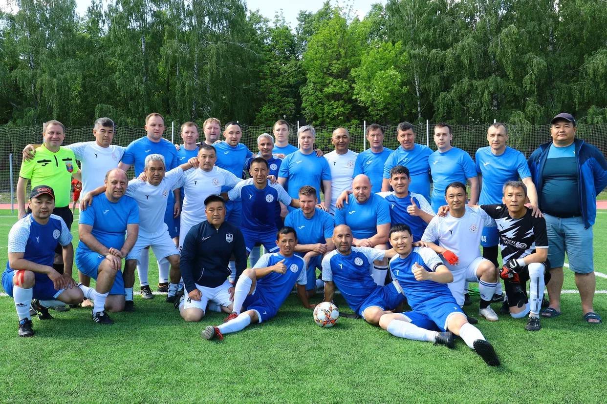 Губернатор Алексей Русских гонял мяч с ветеранами футбола
