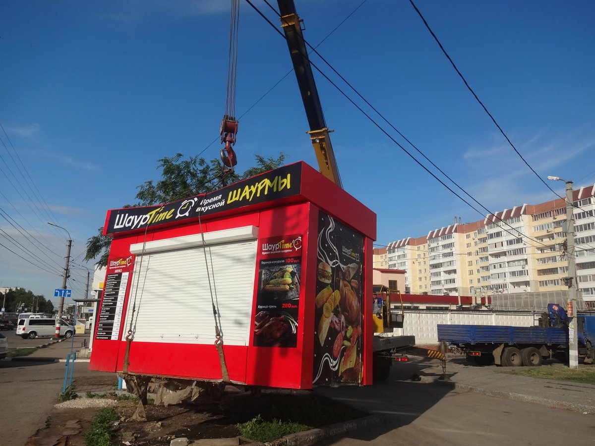 В центре Ульяновска демонтируют летнее кафе, в Заволжье и Засвияжье –  ларьки с самсой и яйцами / Новостной портал Ульяновска / 73online.ru