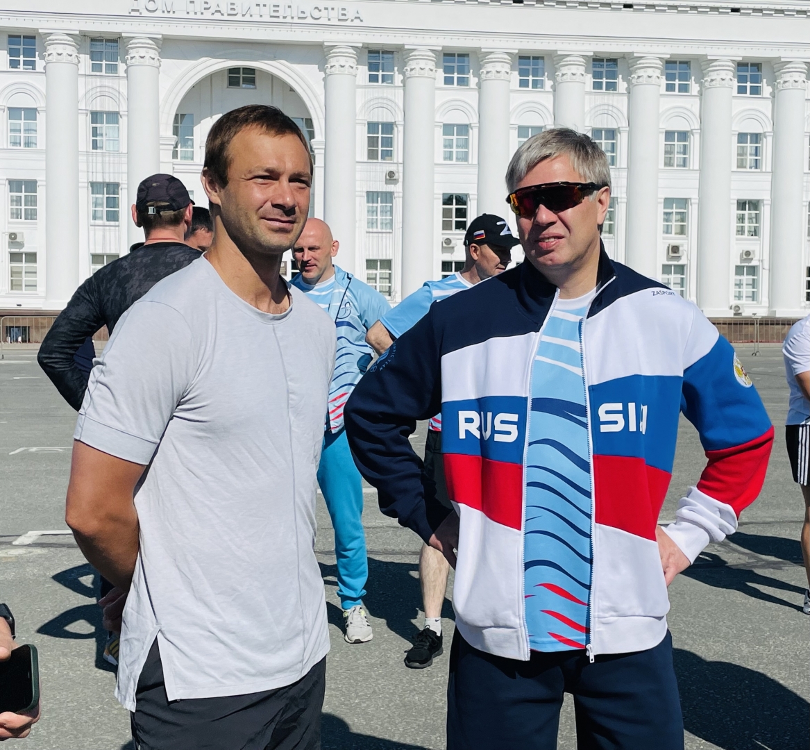 Губернатор Русских заставил чиновников бегать по городу за футболистом Сычёвым