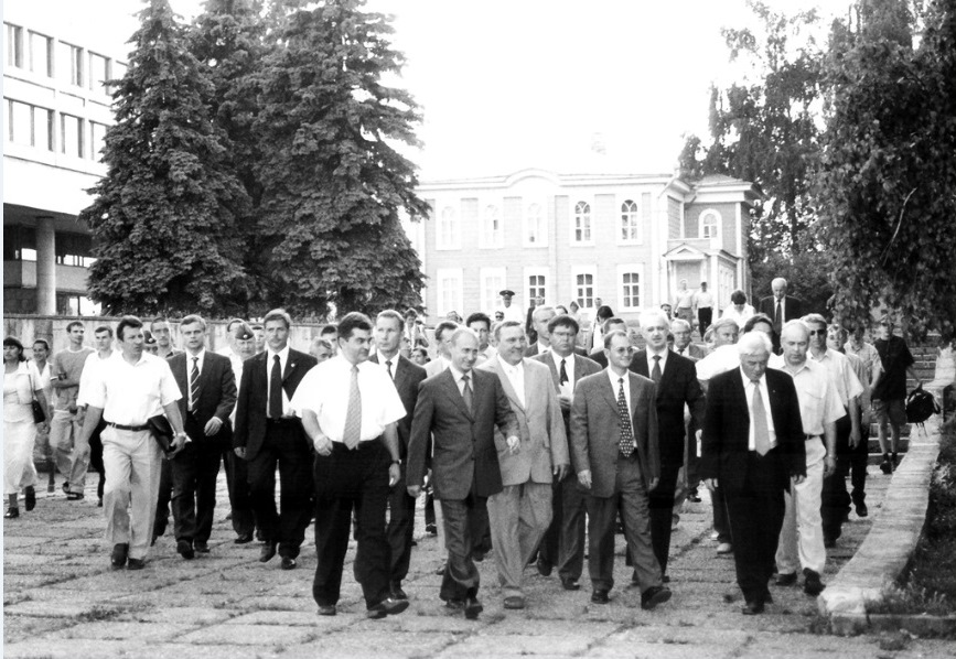 Ульяновск 20 лет назад: Владимир Путин прогулялся по мемцентру