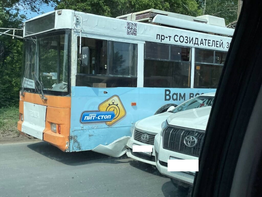 «Тойоту» зажало между внедорожником и троллейбусом в Заволжье