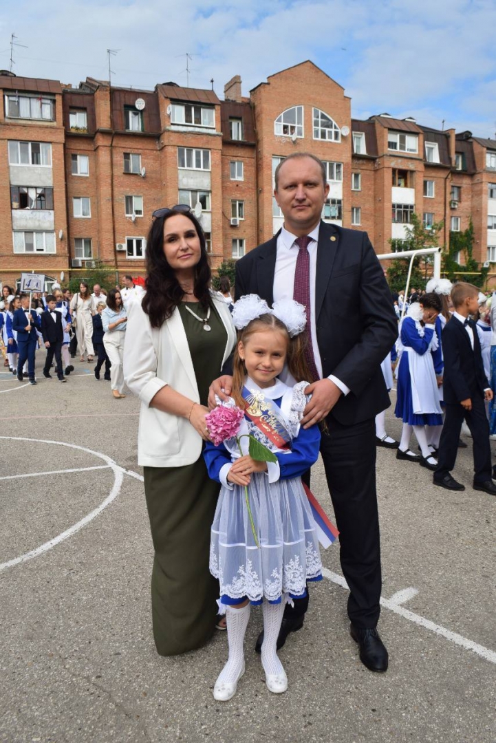 Мэр Ульяновска Вавилин повел младшую дочь в первый класс