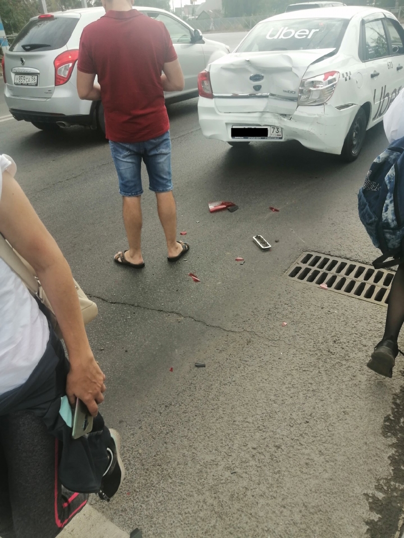 Пассажиры в истерике: маршрутка врезалась в машину такси в Ульяновске