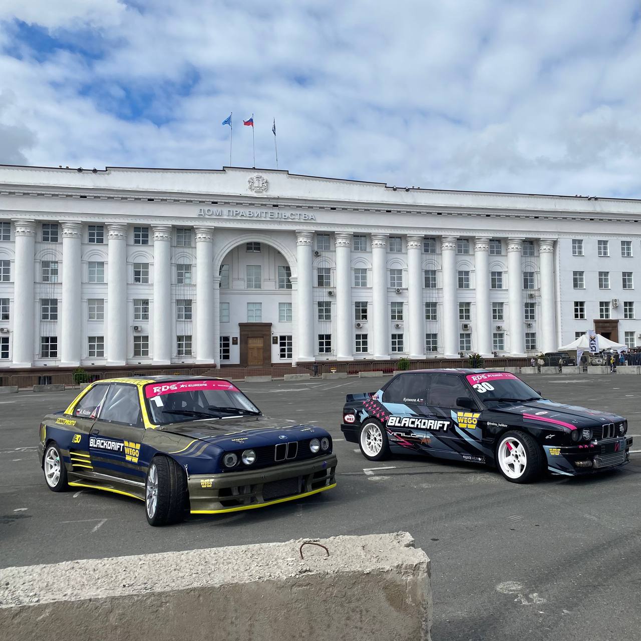 На Соборной площади выставили эксклюзивные автомобили: фото / Новостной  портал Ульяновска / 73online.ru