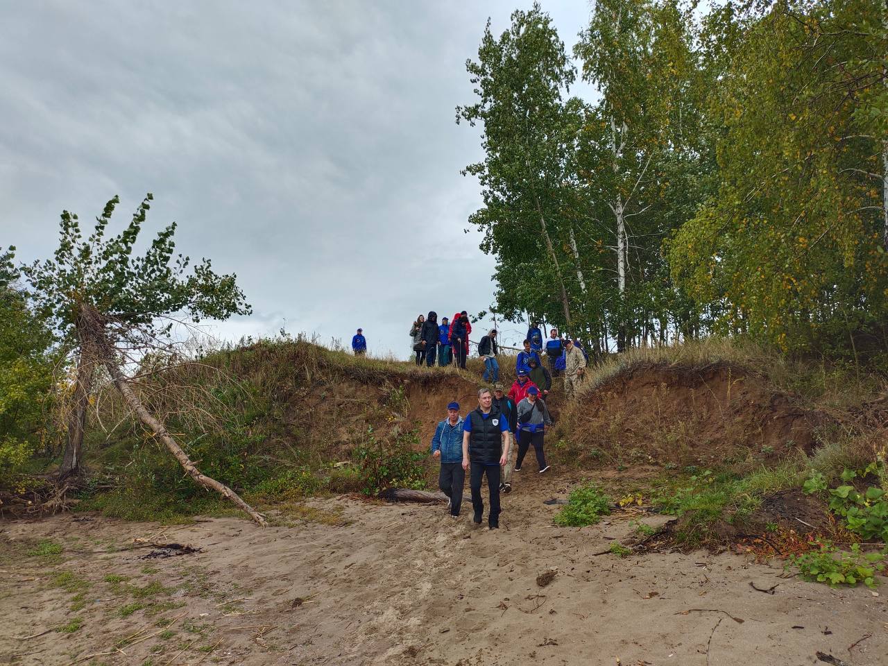 Русских прошелся по экотропе «Берег орланов» с молодёжью и активистами
