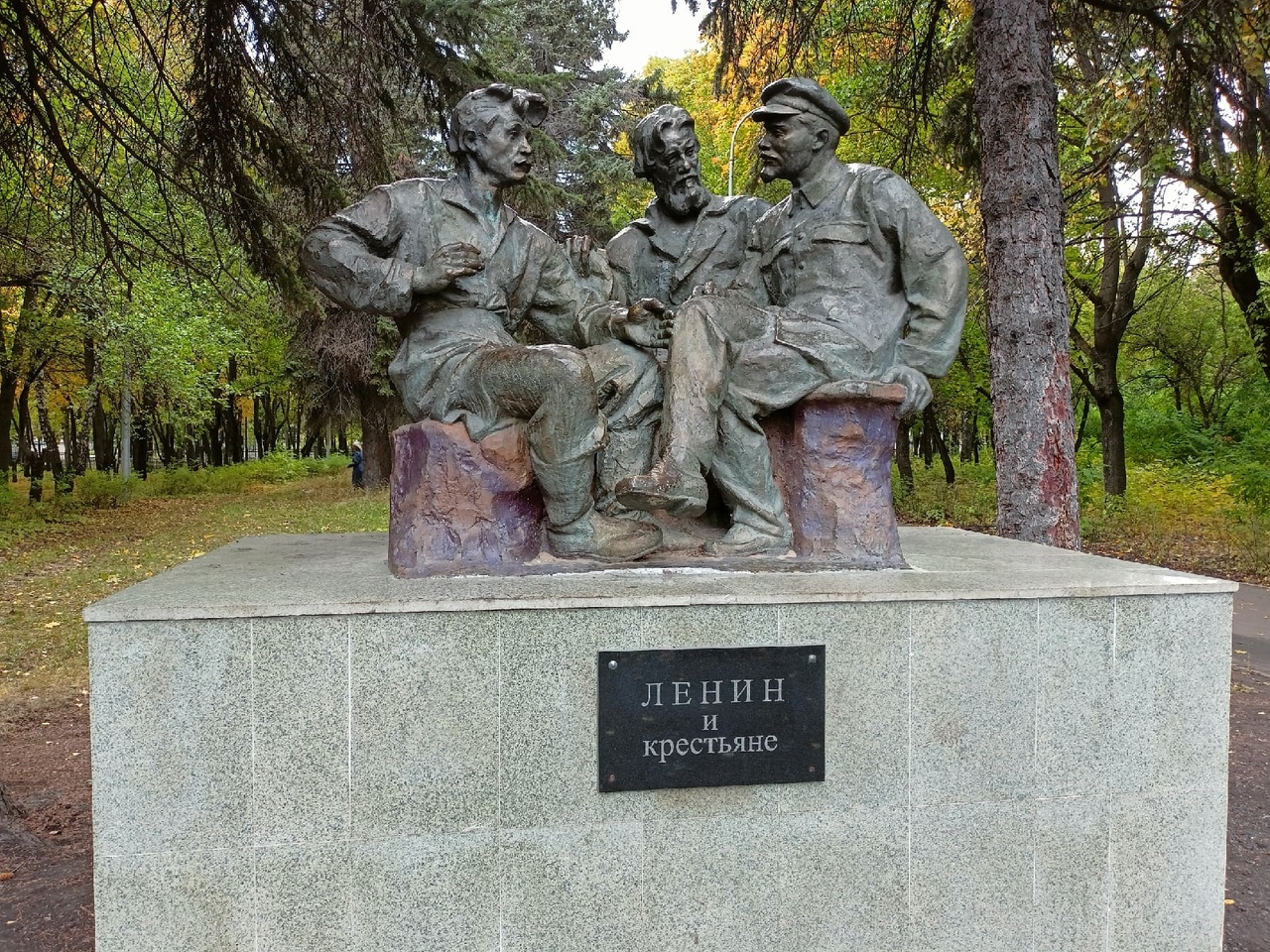 В Ульяновске персонажи памятника Ленину сменили классовую принадлежность