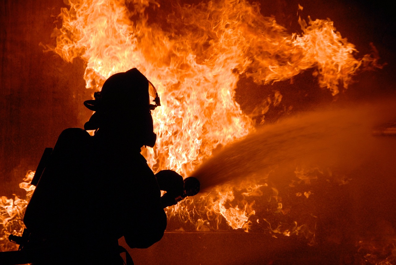 Пожарные спасли ребенка из горящей квартиры в Ульяновске