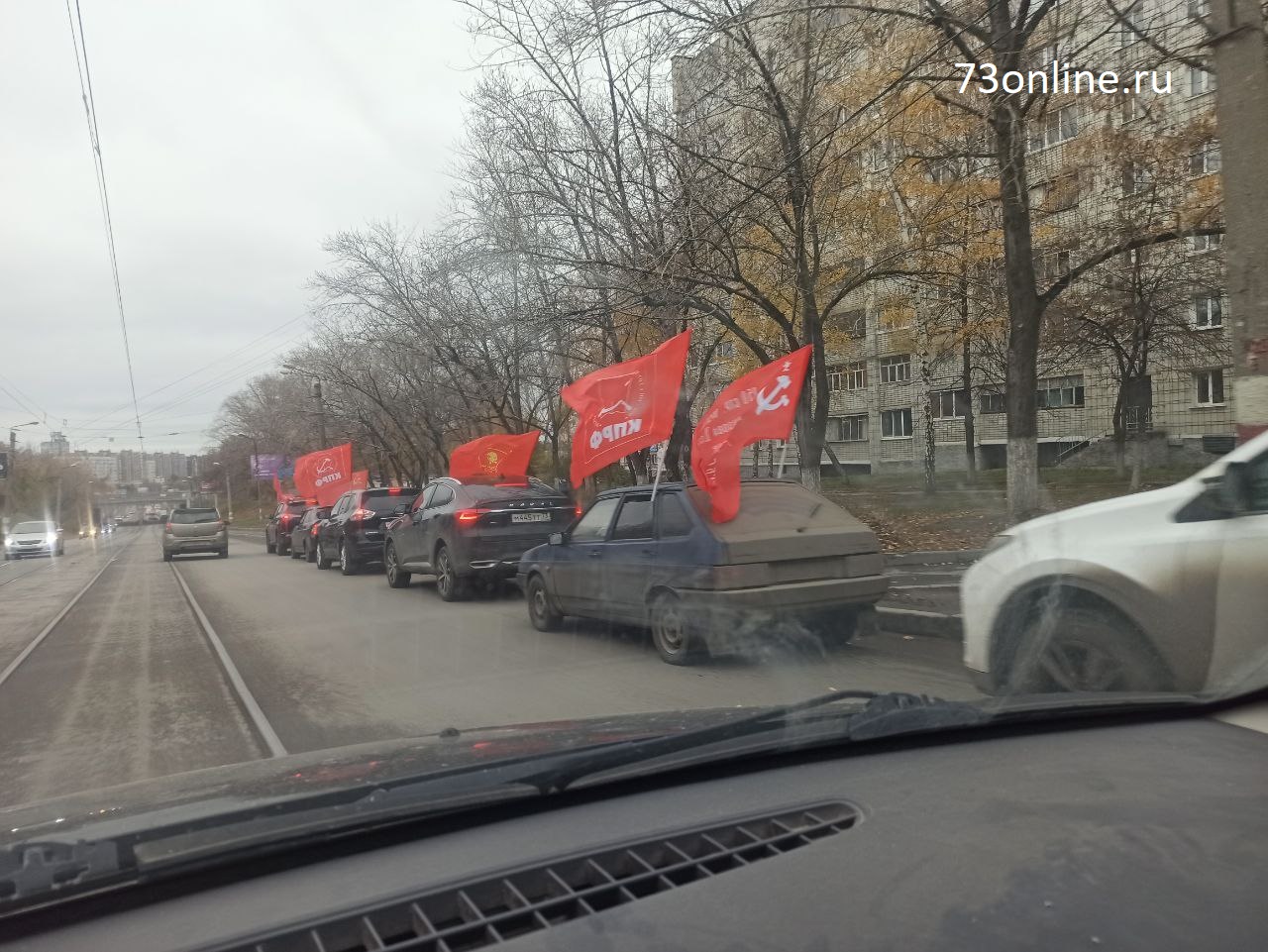 Автопробег в День комсомола: по Ульяновску проехала колонна с флагами СССР и КПРФ