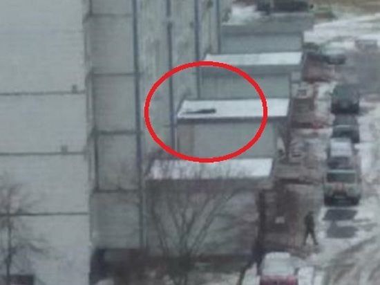 В Димитровграде мужчина упал с балкона на козырек похоронного агентства