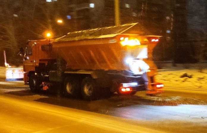 Ночью ульяновские дорожники вывозили снег из центра города и чистили остановки