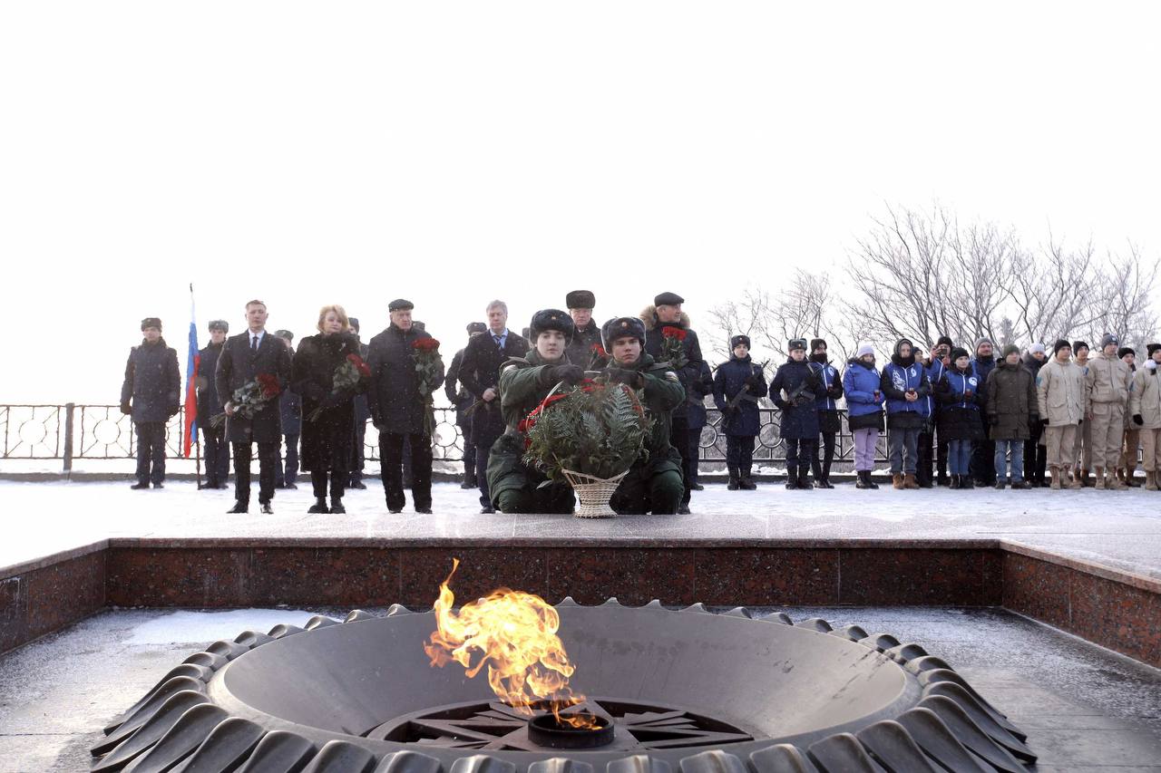 Русских в День неизвестного солдата возложил цветы к Вечному огню