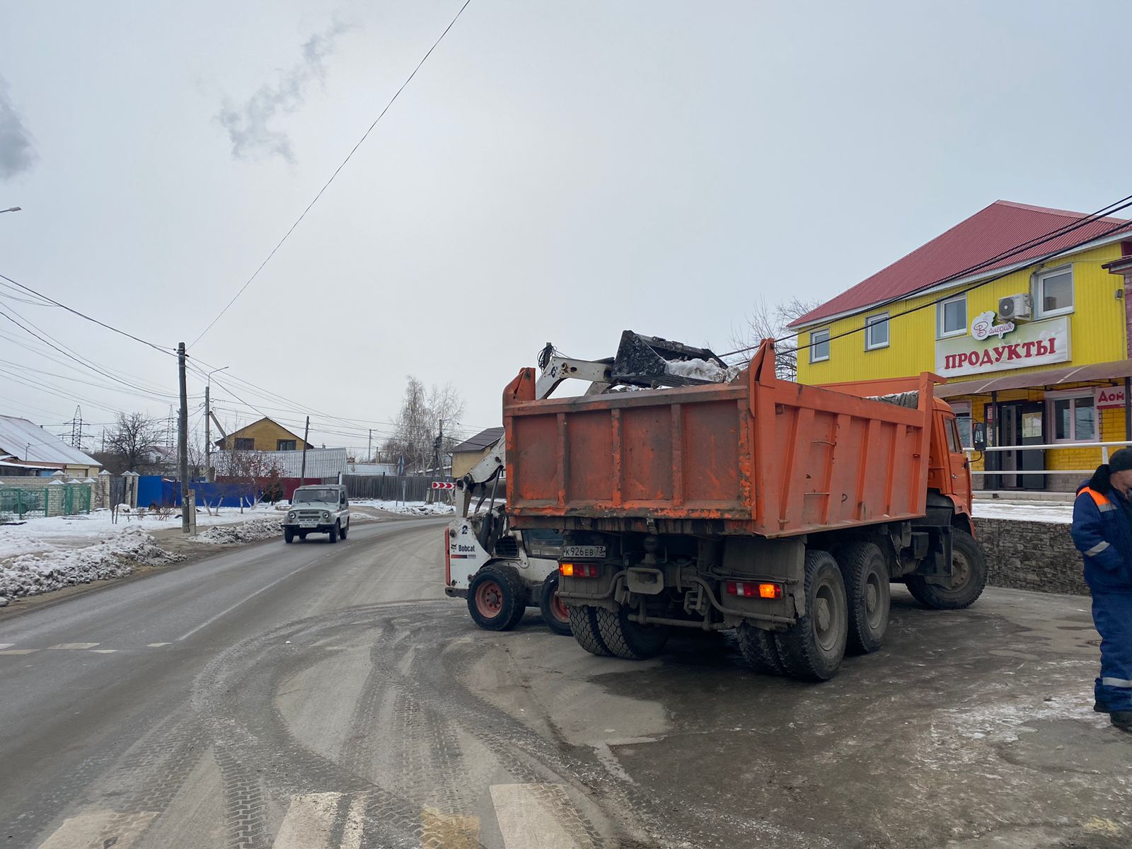 На вывоз снега и обработку тротуаров направлено 56 единиц спецтехники