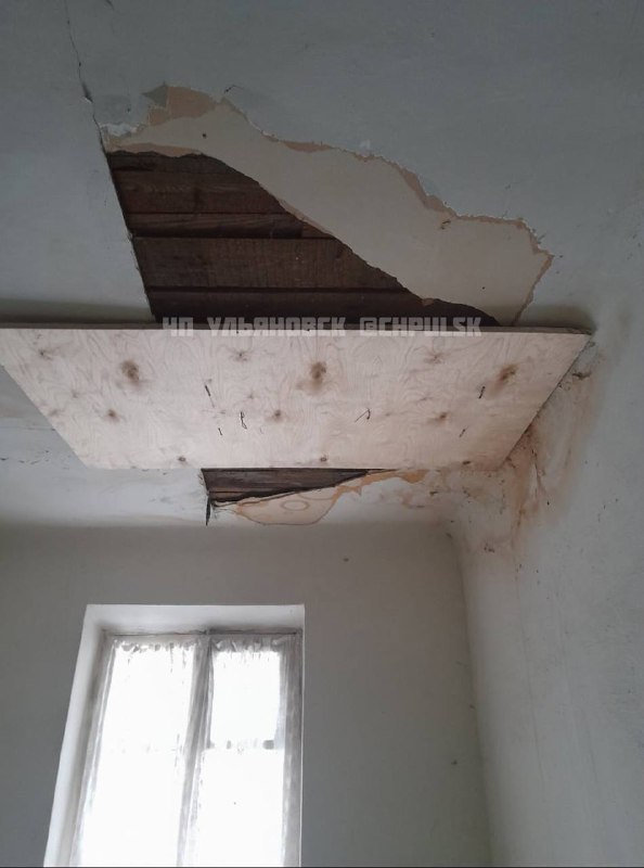 Дыру в крыше на Жуковского заделали листом фанеры