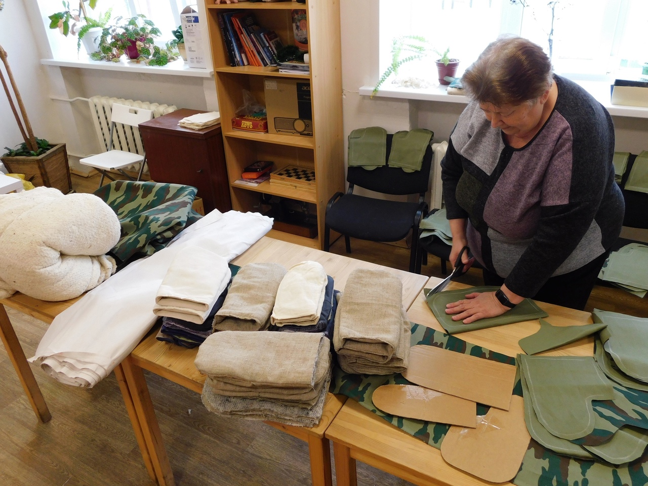 Тереньгульские рукодельницы шьют рукавицы для бойцов СВО