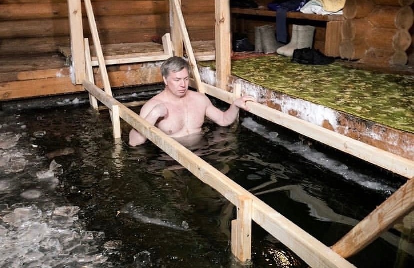 Губернатор Русских отправил чиновников купаться на Крещение