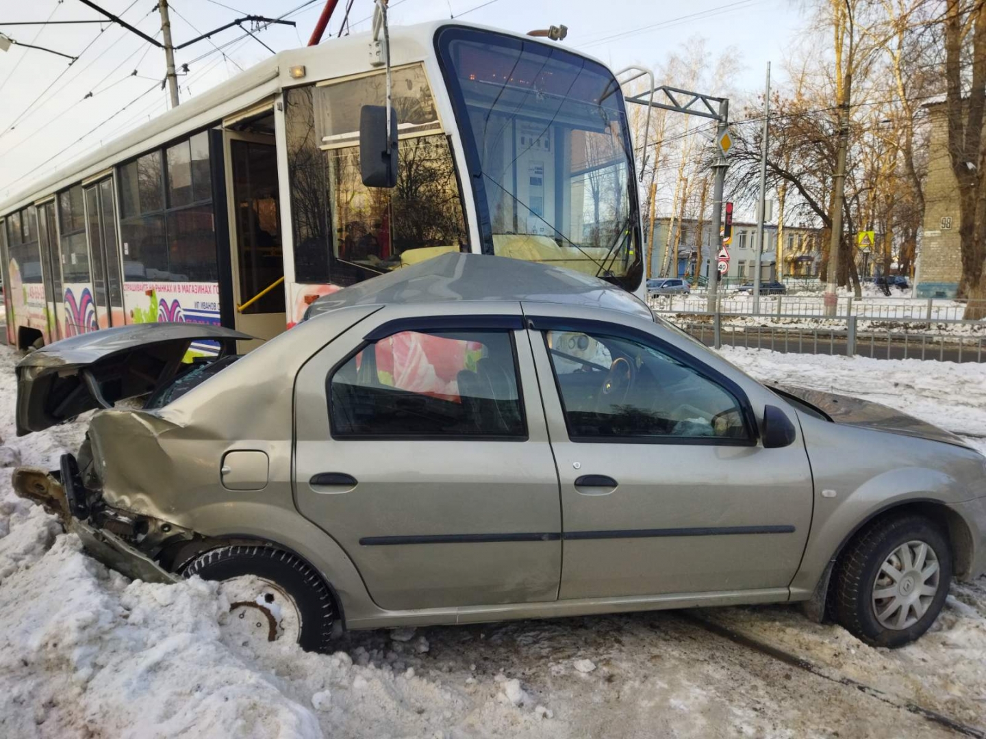 Водитель «Рено» погиб на месте, пассажирки ранены: подробности ДТП на Нариманова