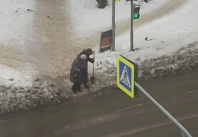 В Димитровграде две пенсионерки сами очистили пешеходный переход ото льда