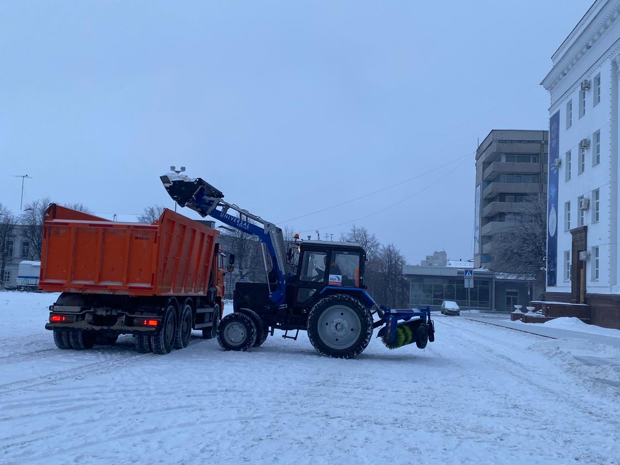 На городские улицы вывели 60 единиц техники для уборки снега