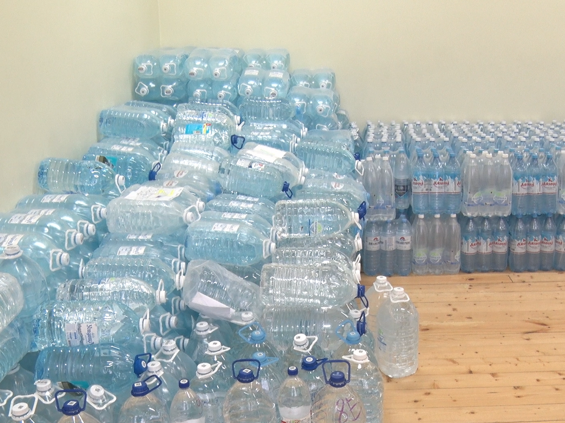30 тонн воды. 35 Тонн воды за жизнь. Фото продукты гуманитарный груз для сво Якутия.