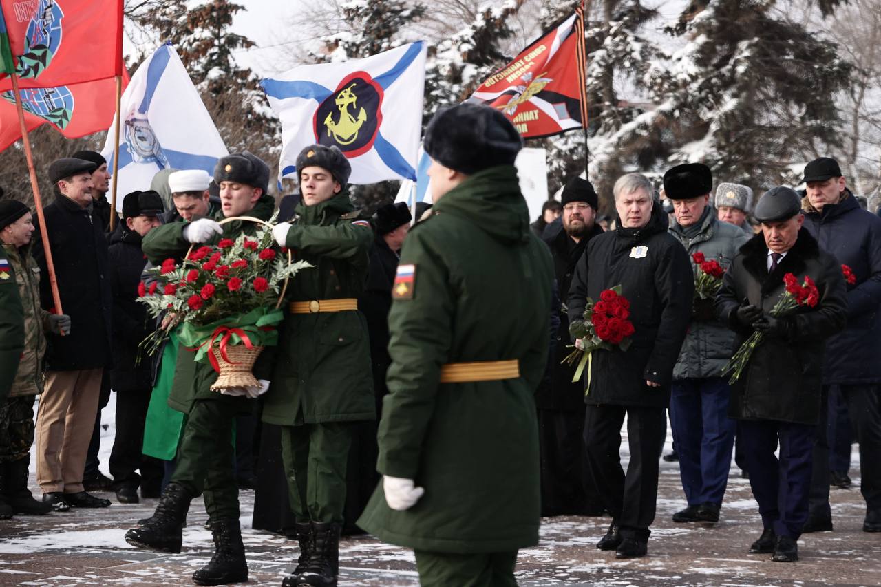 Губернатор Русских возложил цветы и поздравил защитников с праздником