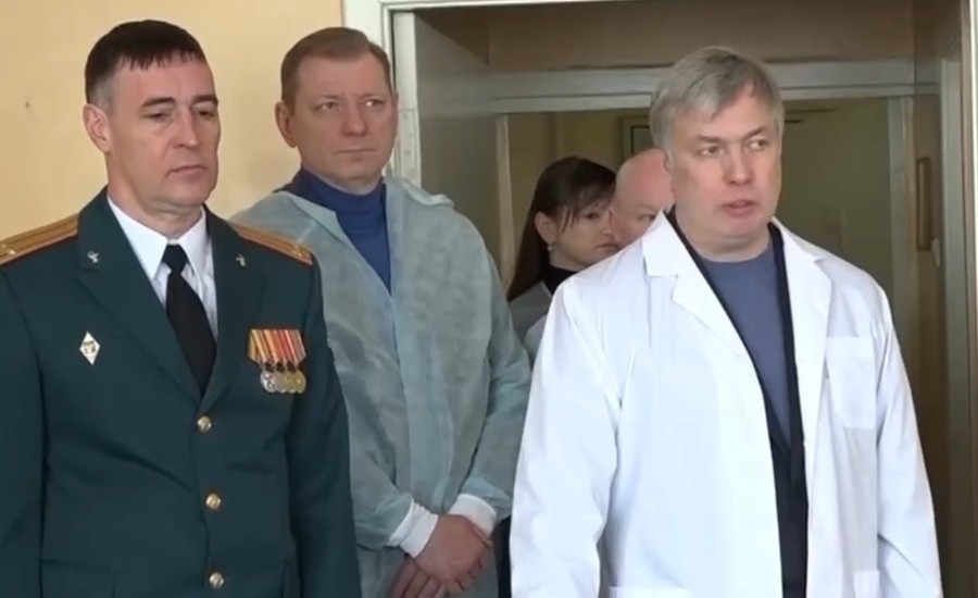 Русских навестил раненных в военном госпитале